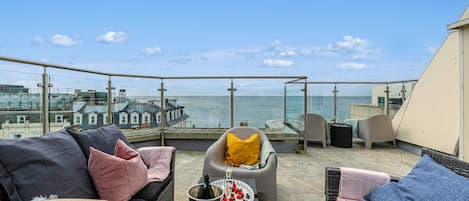 Plenty of space to sip, snack, or stargaze—sea and city views all around.