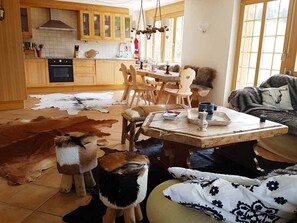 cosy alpine designer living room with open kitchen and dinning table 