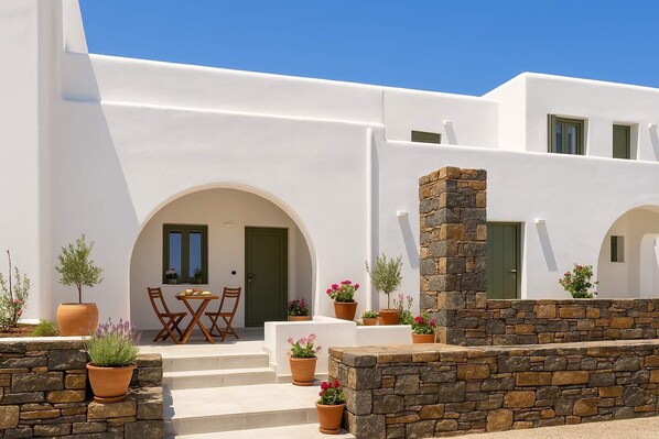 Exterior of the Property – Traditional Cycladic Design
Classic whitewashed structure with arched features and shaded entry.