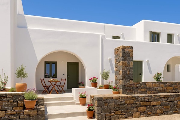 Exterior of the Property – Traditional Cycladic Design
Classic whitewashed structure with arched features and shaded entry.