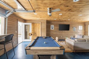 Pineapple Destin-Game Room