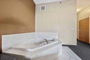 Room with 1 King & Jacuzzi Tub