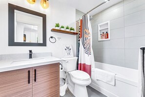 Bright and modern 3-piece bathroom