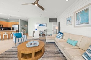 Livingroom with plenty of seating