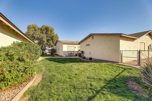 Shared Yard | Gas Grill | Outdoor Dining Tables