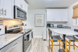 Kitchen | Central A/C & Heat | Dual Drip/Keurig Coffee Maker