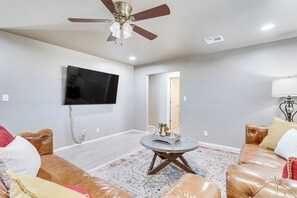 Living Room | Free WiFi | Central A/C & Heat | Smart TV