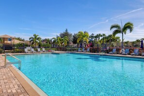 Verona Trace | Community Pool & Hot Tub Area