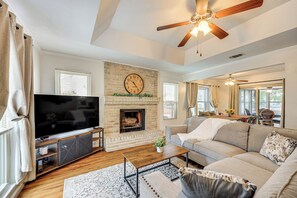 Living Room | Free WiFi | Central A/C & Heat
