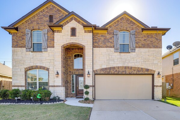 Baytown Vacation Rental | 4BR | 2.5BA | 1 Step to Enter | 2,800 Sq Ft