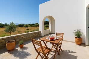 Private Patio – Outdoor Seating with Garden View
Ideal for enjoying a morning coffee or evening drink in a quiet setting.
