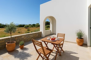 Private Patio – Outdoor Seating with Garden View
Ideal for enjoying a morning coffee or evening drink in a quiet setting.