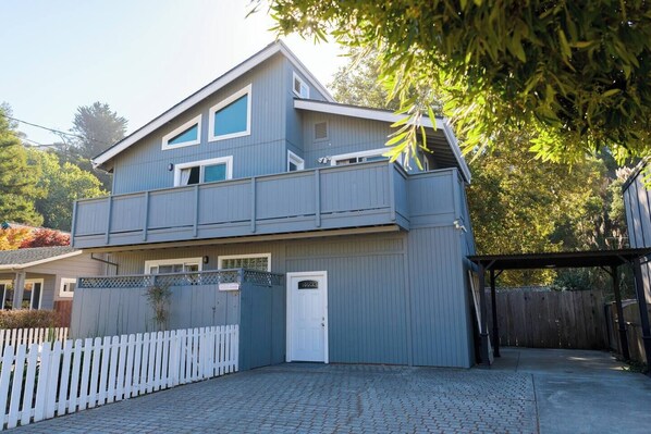 Front picture of the house
