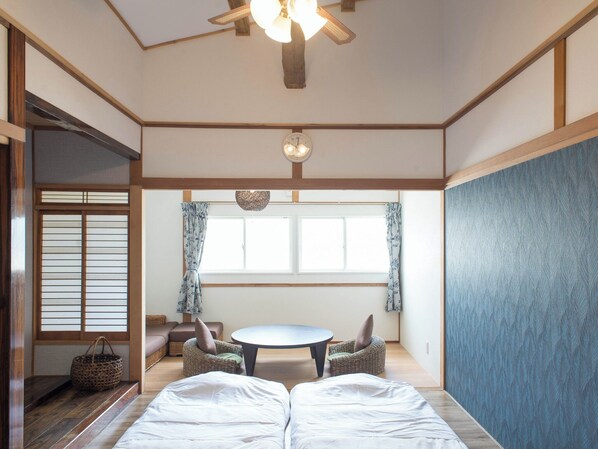 ・[Japanese-Western room] The spacious veranda is equipped with a low chair, a low table and a sofa. Please relax and unwind.