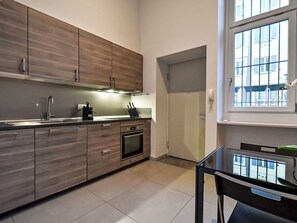Küche, Flooring, Major Appliance, Küchengerät, Interior Design, Countertop, Cabinetry, Fussboden, Wohnung, Holzboden