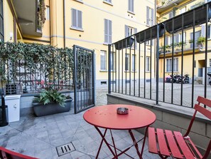 Interior Design, Flooring, Fussboden, Wohnung, Stuhl, Zimmerpflanze, Holzbeize, Farbe, Balkon, Blumentopf