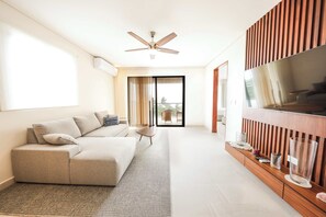 Sala completa con televisión y terraza privada 