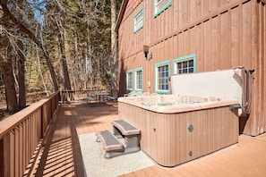 Outdoor spa tub