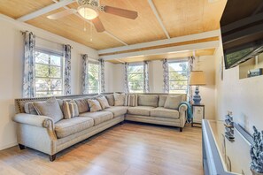 Living Room | Free WiFi | Smart TV