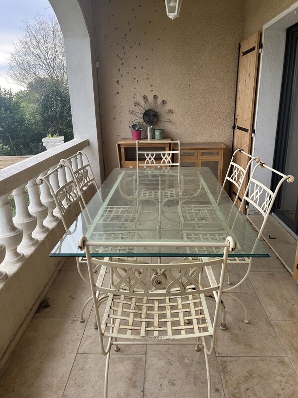 Outdoor dining