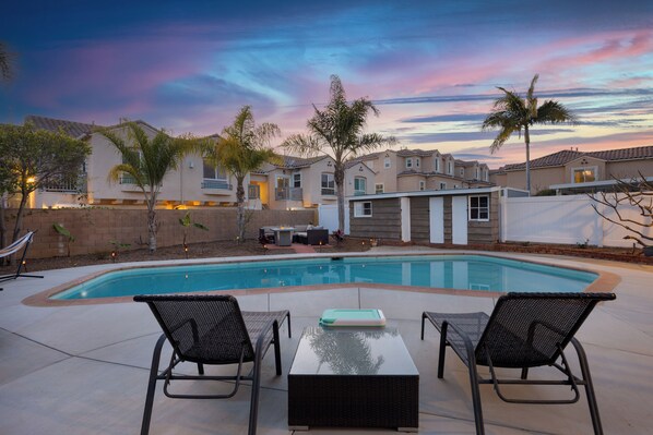 Unwind on the hammock or soak up the sun in the lounge chair – the choice is yours!