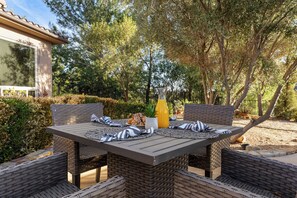 Dine al fresco.