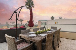 Dine alfresco.