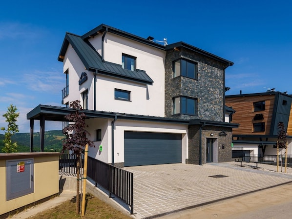 Wohnung, Wohngebiet, Eigentumswohnung, Geschäftshaus, Mischnutzung, Parkplatz, Familienauto, Balkon, Brutalismus