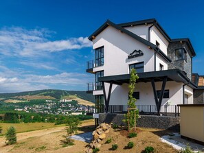 Wohnung, Wohngebiet, Eigentumswohnung, Geschäftshaus, Mischnutzung, Parkplatz, Familienauto, Balkon, Brutalismus