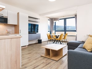 Wohnung, Wohngebiet, Eigentumswohnung, Geschäftshaus, Mischnutzung, Parkplatz, Familienauto, Balkon, Brutalismus