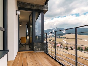 Wohnung, Wohngebiet, Eigentumswohnung, Geschäftshaus, Mischnutzung, Parkplatz, Familienauto, Balkon, Brutalismus