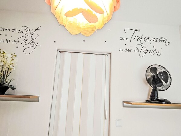 Wohnung, Wohngebiet, Eigentumswohnung, Geschäftshaus, Mischnutzung, Parkplatz, Familienauto, Balkon, Brutalismus