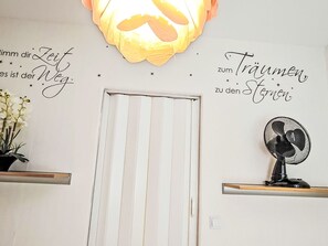 Wohnung, Wohngebiet, Eigentumswohnung, Geschäftshaus, Mischnutzung, Parkplatz, Familienauto, Balkon, Brutalismus