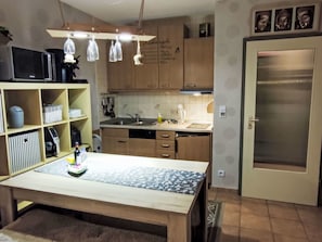 Wohnung, Wohngebiet, Eigentumswohnung, Geschäftshaus, Mischnutzung, Parkplatz, Familienauto, Balkon, Brutalismus