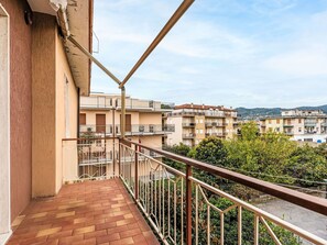Wohnung, Wohngebiet, Eigentumswohnung, Geschäftshaus, Mischnutzung, Parkplatz, Familienauto, Balkon, Brutalismus