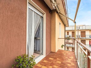 Wohnung, Wohngebiet, Eigentumswohnung, Geschäftshaus, Mischnutzung, Parkplatz, Familienauto, Balkon, Brutalismus