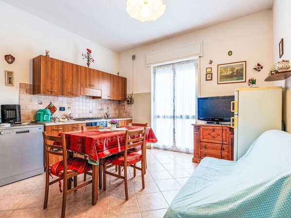 Wohnung, Wohngebiet, Eigentumswohnung, Geschäftshaus, Mischnutzung, Parkplatz, Familienauto, Balkon, Brutalismus