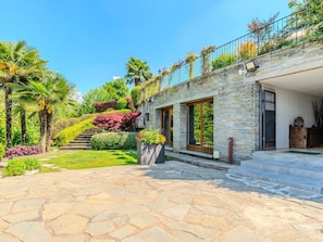 Shrub, Garden, Estate, Landscaping, Hacienda, Driveway, Walkway, Flagstone, Villa, Mansion