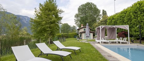 Gartenmöbel, Schwimmbad, Möbel, Sonnenliege, Garten, Resort, Schatten, Stuhl, Freizeit, Landscaping