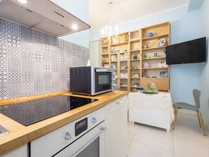 Kitchen, Kitchen Appliance, Interior Design, Major Appliance, Countertop, Flooring, Wood, Cabinetry, Floor, Ceiling