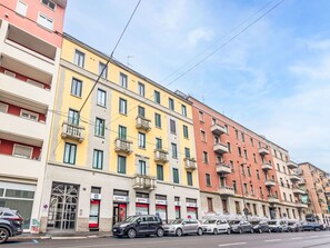 Building, Apartment, Neighbourhood, Street, Metropolitan Area, Asphalt, Urban Design, Condominium, Thoroughfare, Mixed-Use