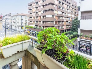 Apartment, Urban Area, Residential Area, Neighbourhood, Condominium, Urban Design, Metropolitan Area, Balcony, Mixed-Use