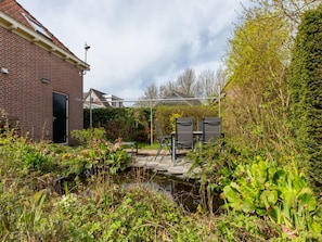 Wohnung, Wohngebiet, Eigentumswohnung, Geschäftshaus, Mischnutzung, Parkplatz, Familienauto, Balkon, Brutalismus