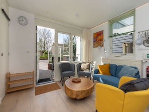 Wohnung, Wohngebiet, Eigentumswohnung, Geschäftshaus, Mischnutzung, Parkplatz, Familienauto, Balkon, Brutalismus