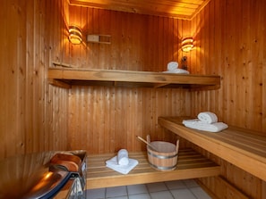 Wohnung, Wohngebiet, Eigentumswohnung, Geschäftshaus, Mischnutzung, Parkplatz, Familienauto, Balkon, Brutalismus