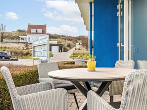 Wohnung, Wohngebiet, Eigentumswohnung, Geschäftshaus, Mischnutzung, Parkplatz, Familienauto, Balkon, Brutalismus