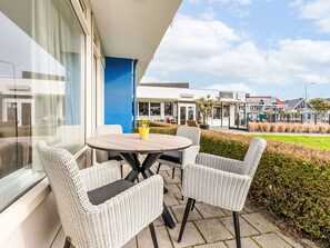 Wohnung, Wohngebiet, Eigentumswohnung, Geschäftshaus, Mischnutzung, Parkplatz, Familienauto, Balkon, Brutalismus