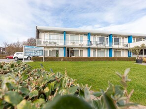 Wohnung, Wohngebiet, Eigentumswohnung, Geschäftshaus, Mischnutzung, Parkplatz, Familienauto, Balkon, Brutalismus