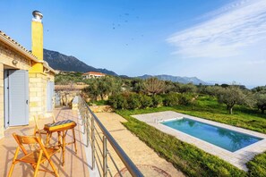 View of the garden and the mountains – Lush with regional greenery

