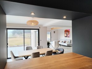 Vue salle à manger depuis la cuisine